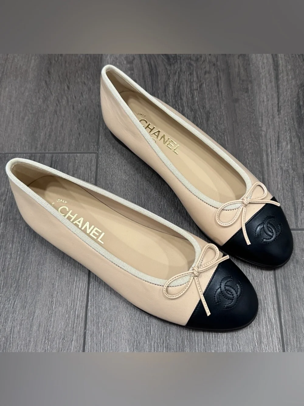 CHANEL CLASSIC CC LOGO BEIGE & BLACK CAPTOE LEATHER BALLET FLATS Size 37.5 NEW - Picture 3 of 16